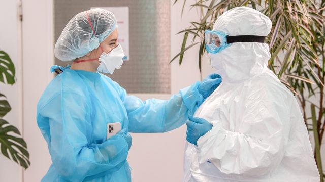В РФ за сутки коронавирусом заболело 6595 человек
