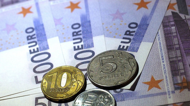 Впервые с первого апреля курс евро превысил 74 рубля