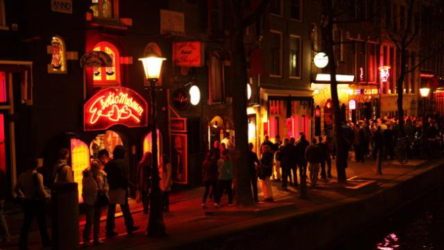 В Амстердаме возобновляет работу квартал красных фонарей