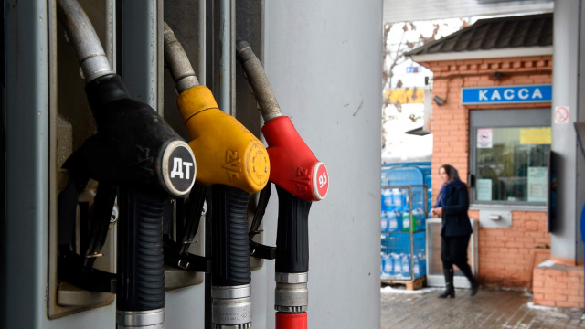 Новак объяснил введение запрета на ввоз бензина из-за рубежа