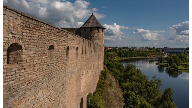 Археологи из Петербурга исследуют культурный слой 14-17 веков в крепости Ивангорода
