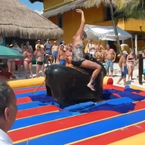 А эта бабулька умеет зажечь!