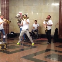 Веселые ребята в метро