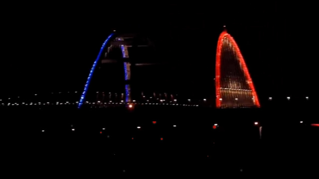 Крымский мост подсветили в виде российского флага
