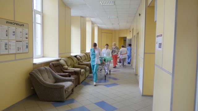 Медсестер закрыли на ночь в морге после их контакта с заболевшей COVID-19