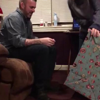 Сын сохранил свои подарочные деньги, чтобы купить рождественский подарок папе