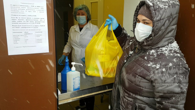 В школах и детсадах Выборгского района продолжают выдавать сухой паек ...