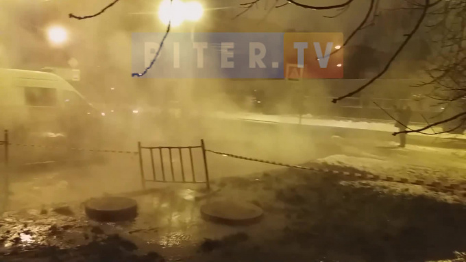 На перекрестке Брюсовской и Репнинской прорвало трубу