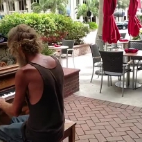 Бездомный пианист