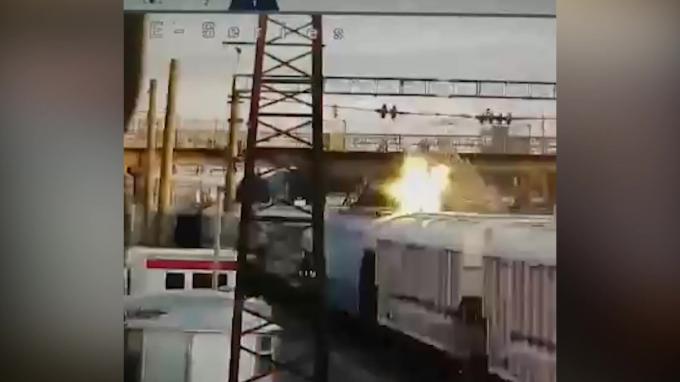 Подростки бросают вызов судьбе: в этом году к поездам цеплялись уже 44 раза - эт