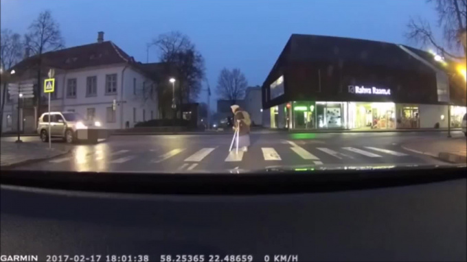 Решил помочь, но забыл поставить на ручник.