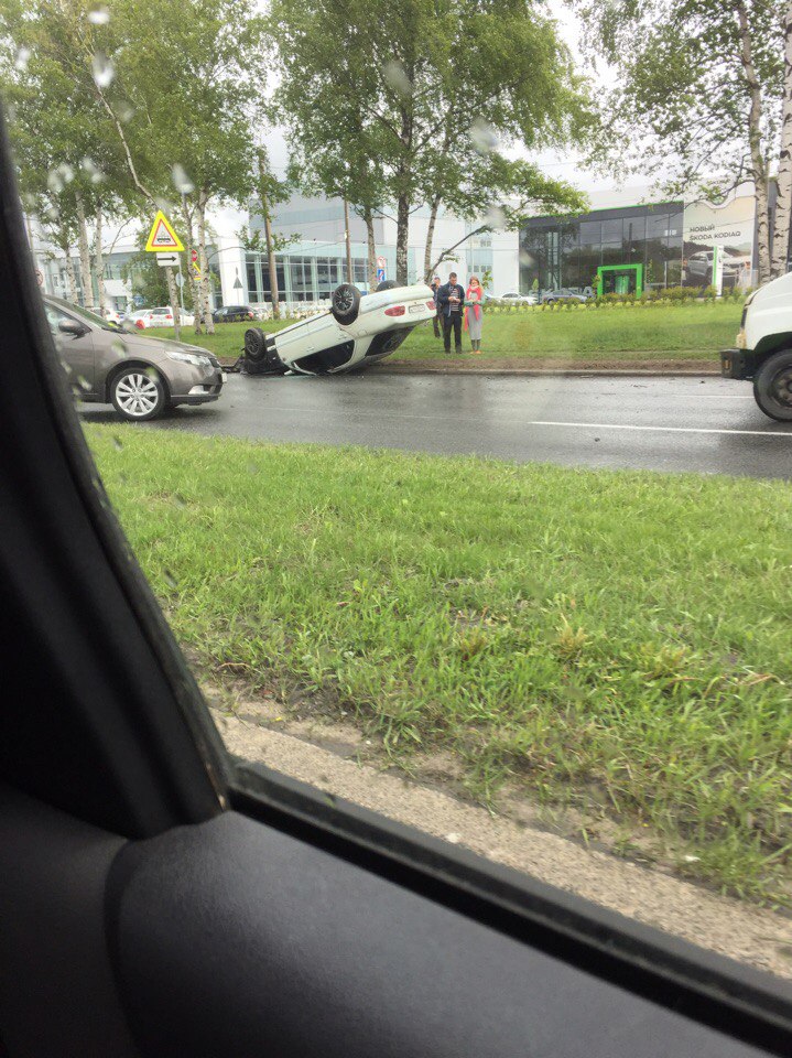 Mercedes перевернулся на крышу в аварии на Руставели 