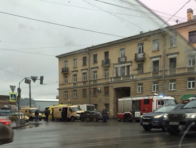 Иномарка на скорости влетела в инкассаторскую машину на проспекте Качалова