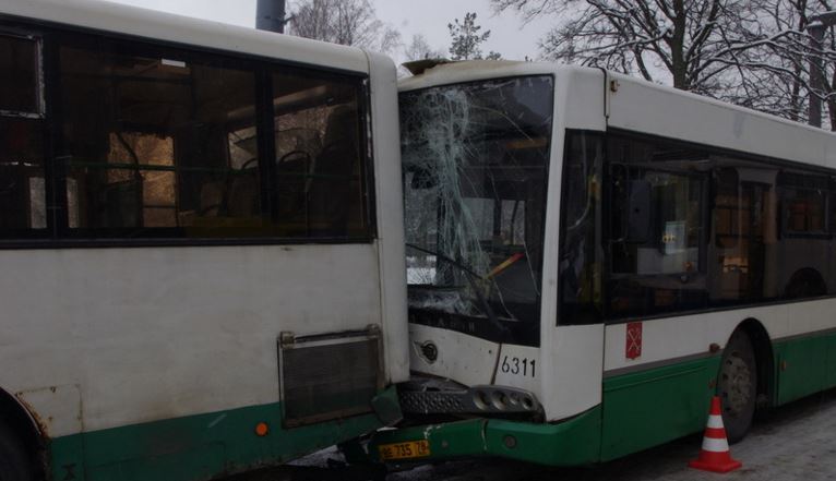 Два автобуса, троллейбус и маршрутка помяли друг друга на проспекте Мечникова