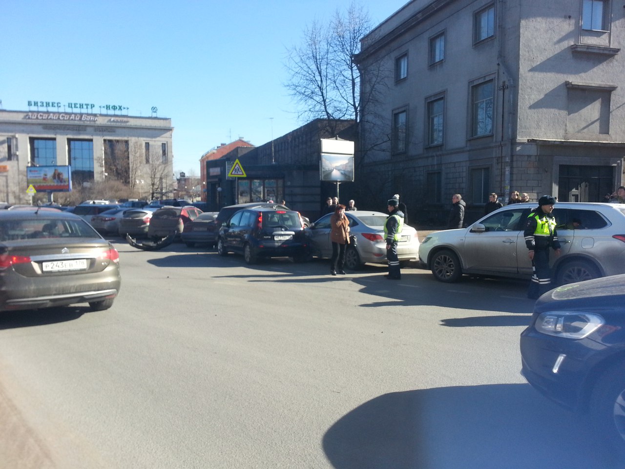 Две автоледи устроили массовую аварию на перекрестке Лиговского и Московского