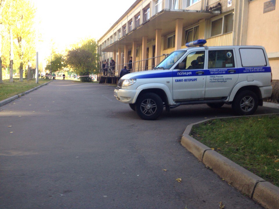 Спасатели эвакуировали школу в Кировском районе: бдительные учителя приняли школьный рюкзак за бомбу
