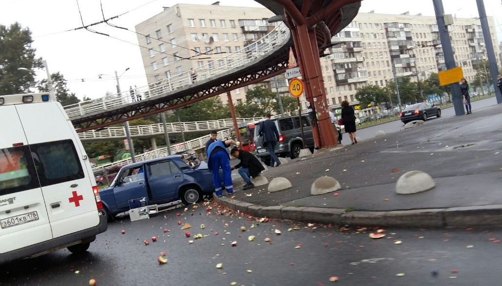 Водитель "Жигули" растерял урожай яблок и слив после аварии в Купчино
