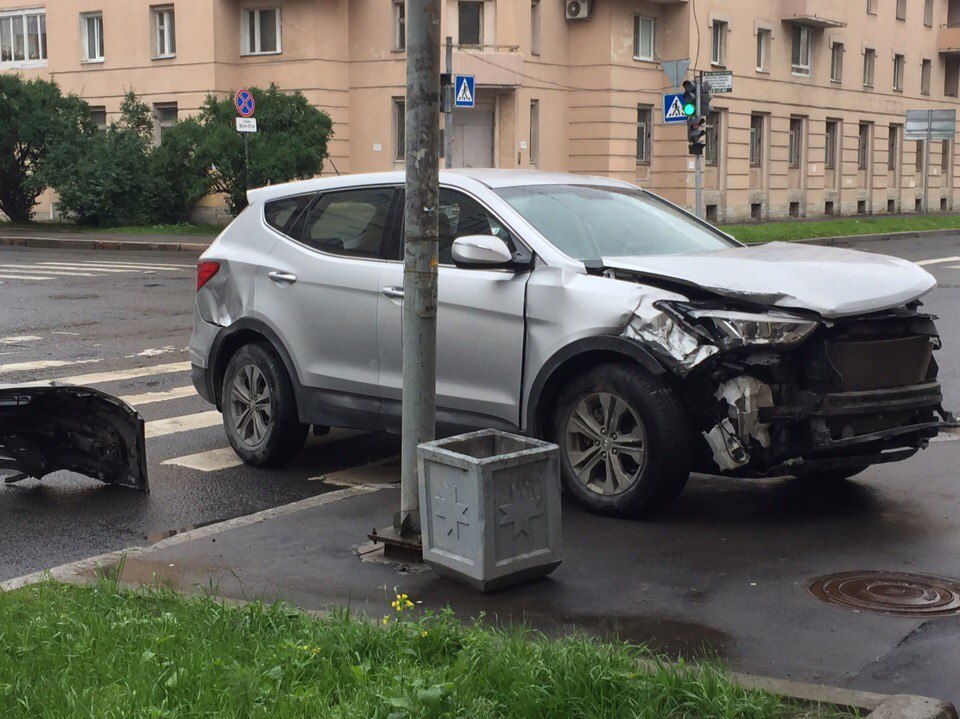Фото: Иномарка подперла двери магазина после аварии на Курской