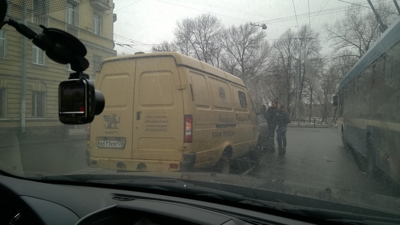 Иномарка на скорости влетела в инкассаторскую машину на проспекте Качалова
