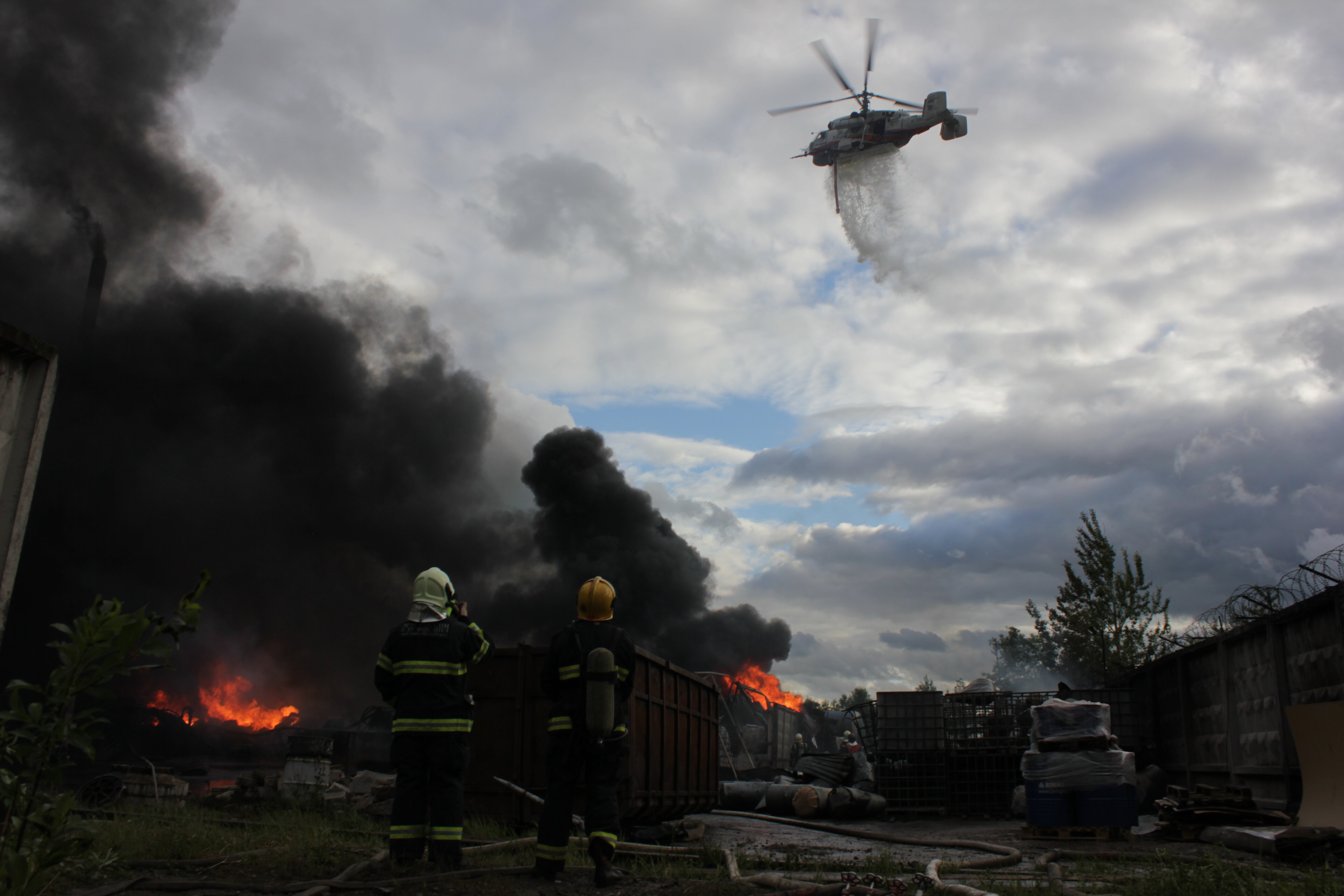 МЧС опубликовало видео тушения пожара на лакокрасочном заводе в Петербурге