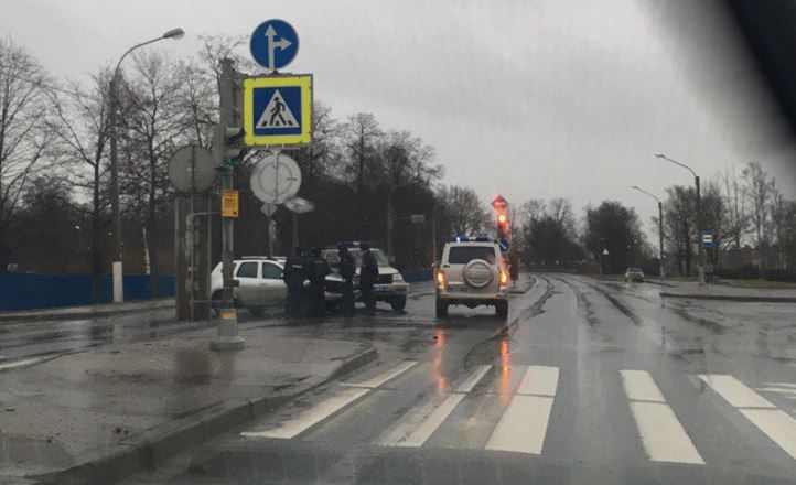 УАЗ с полицейскими столкнулся с Renault на перекрестке в Петергофе