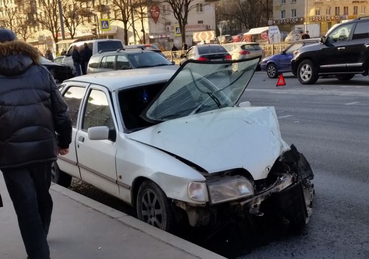 Лихач спровоцировал массовое ДТП на проспекте Ветеранов: есть пострадавшие