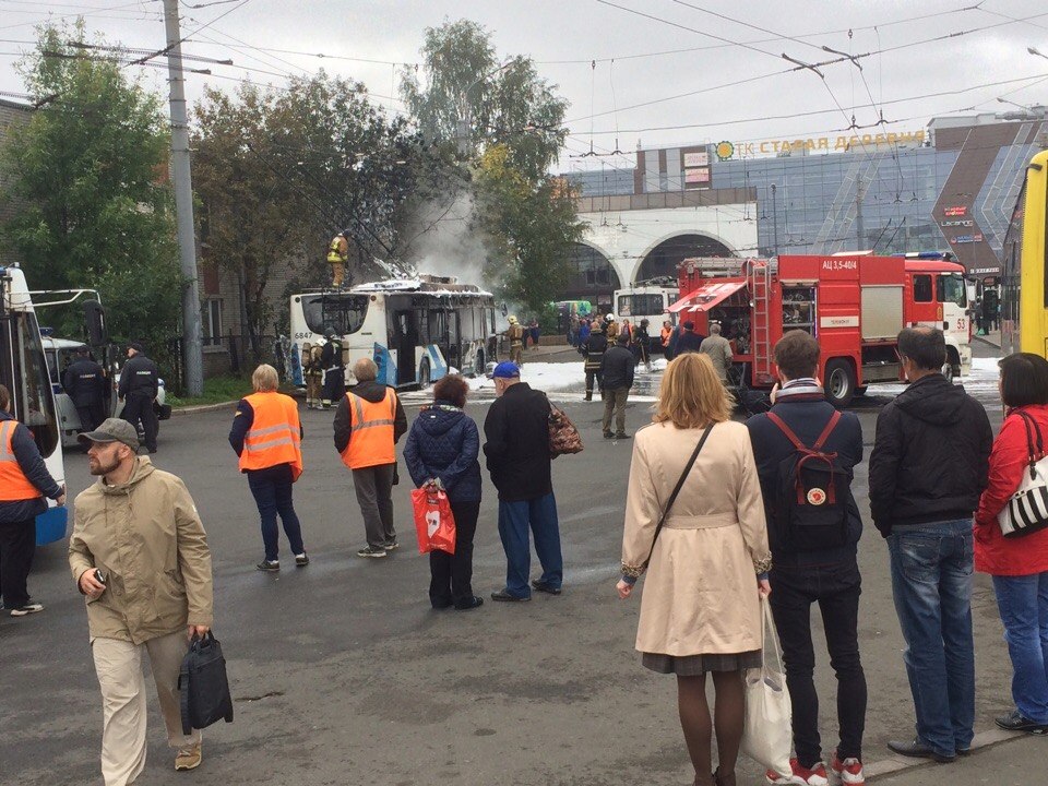 Петербуржцев напугал полыхающий троллейбус у «Старой Деревни»