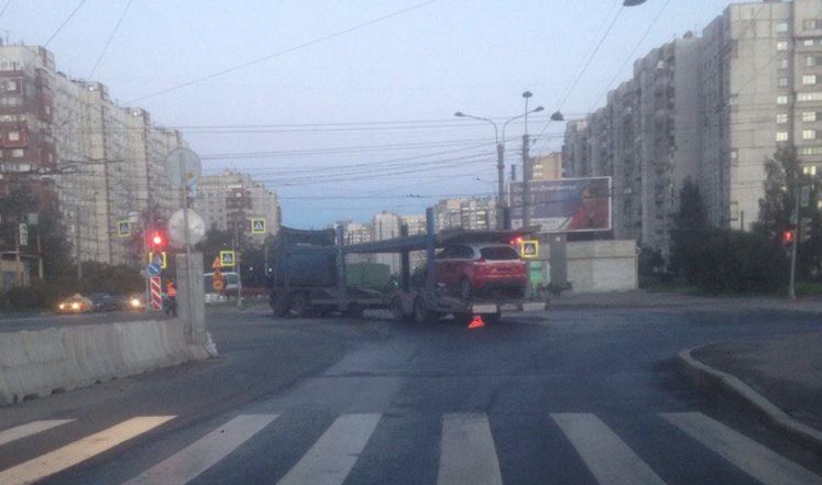 На Васильевском мусоровоз и автовоз помяли друг друга