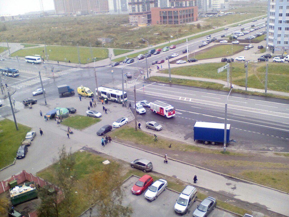 Женщина погибла под колесами автобуса на перекрестке Ленинского и Доблести