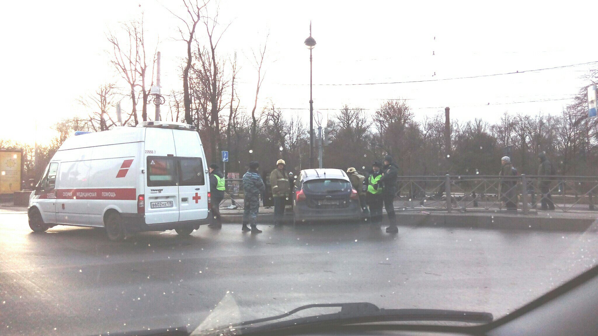 Иномарка врезалась в трамвайную остановку на Горьковской
