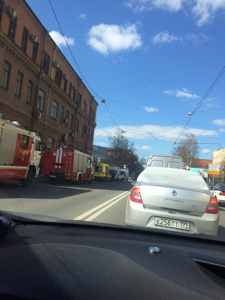 Жесткая авария на Большом Сампсониевском: водитель вылетел через стекло