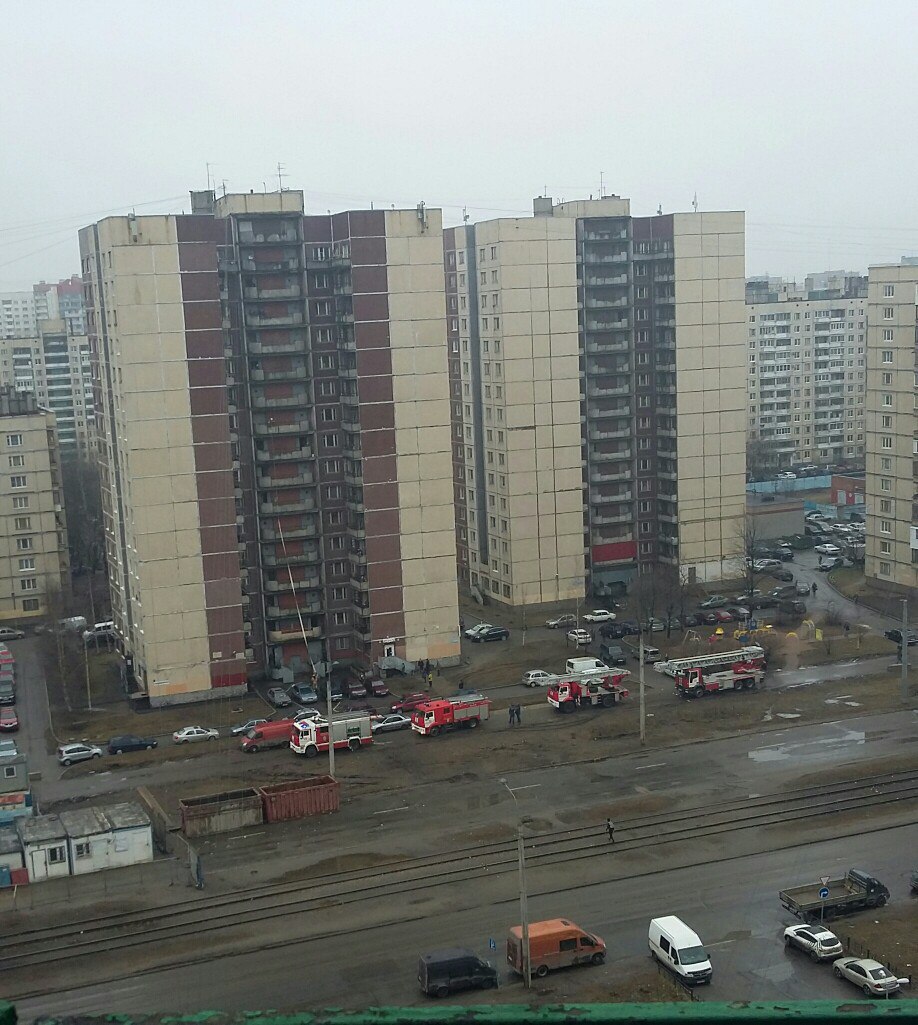 Пожар в общежитии на Наставников: огнеборцы не могли подъехать к дому из-за парковки