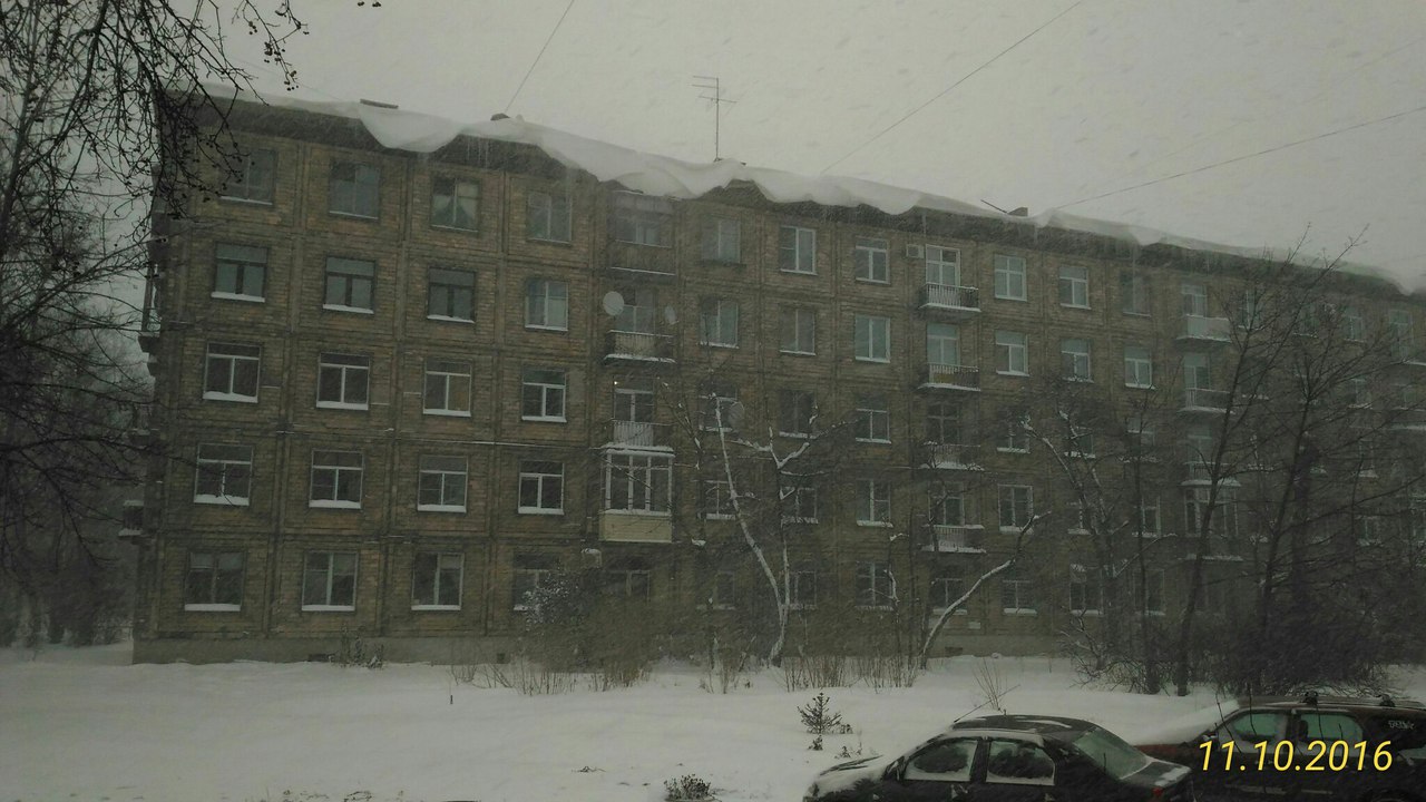 Петербуржцам стоит бояться падения сосулек и снега на голову: очищено только 15% крыш