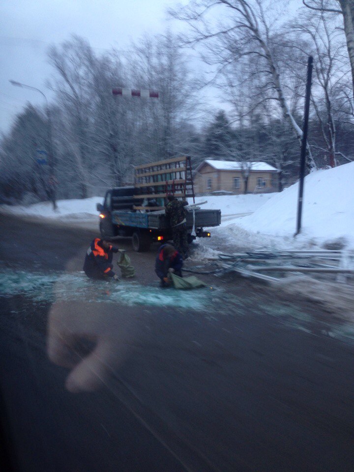 В Зеленогорске дорогу засыпало стеклом из-за ДТП с "Газелью" 