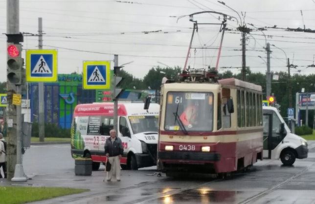 Маршрутка помяла трамвай на Луначарского