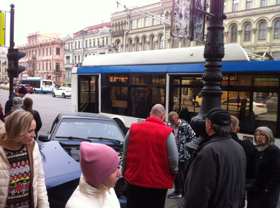 На Невском проспекте машина столкнулась с троллейбусом и вылетела на тротуар