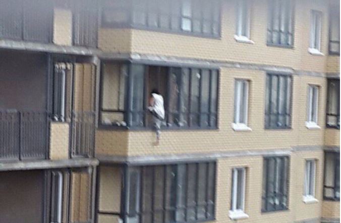 Гуляющая снаружи балкона на 18 этаже петербурженка переполошила жителей новостроек на Парнасе
