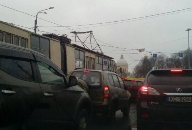 Оборвавшийся провод трамвайной линии повредил грузовик на Александра Невского