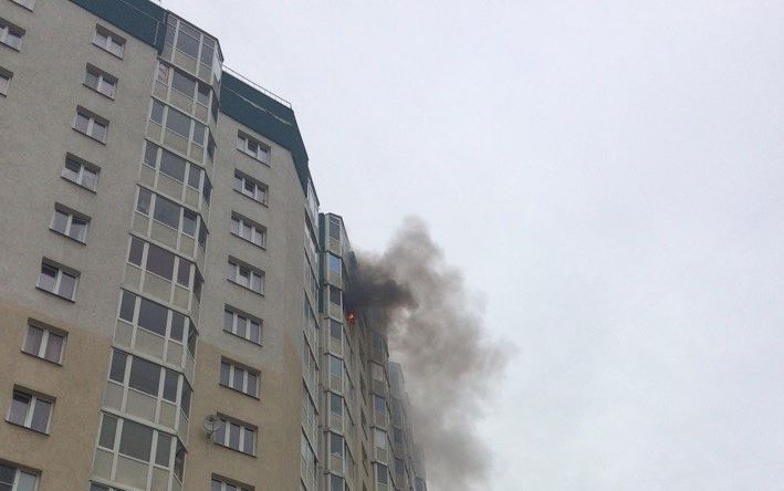 Очевидцы сняли полыхающий балкон в доме на Богатырском