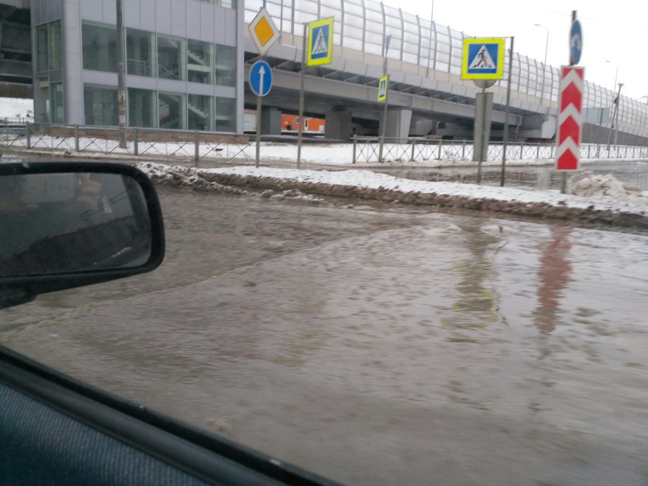 На Выборгском шоссе образовалась загадочная лужа холодной воды