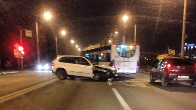 Скорая помощь столкнулась с BMW и сбила светофор на проспекте Ветеранов
