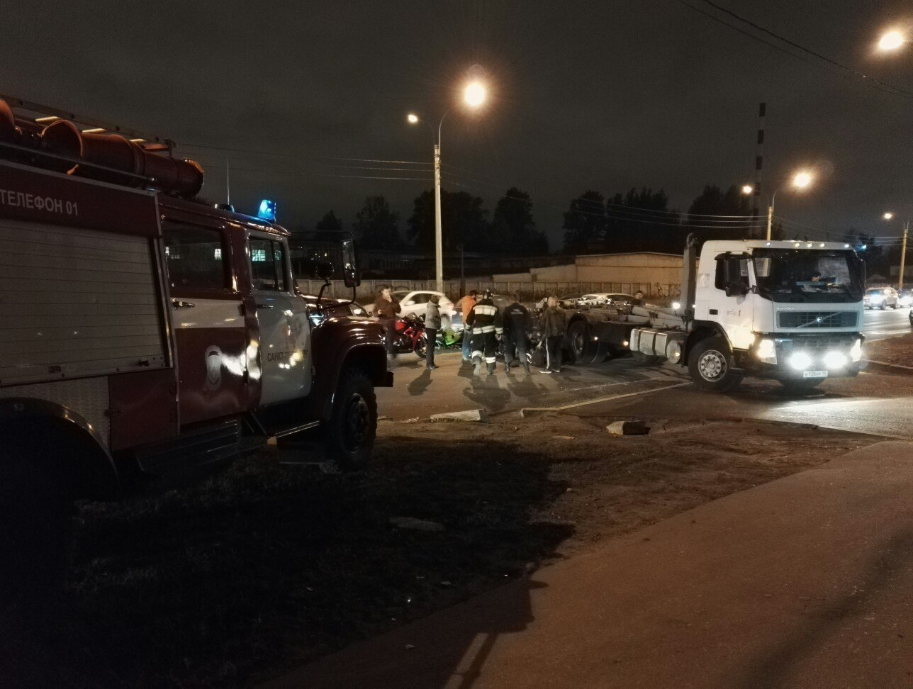 Лихач на мотоцикле протаранил грузовик на Митрофаньевском шоссе