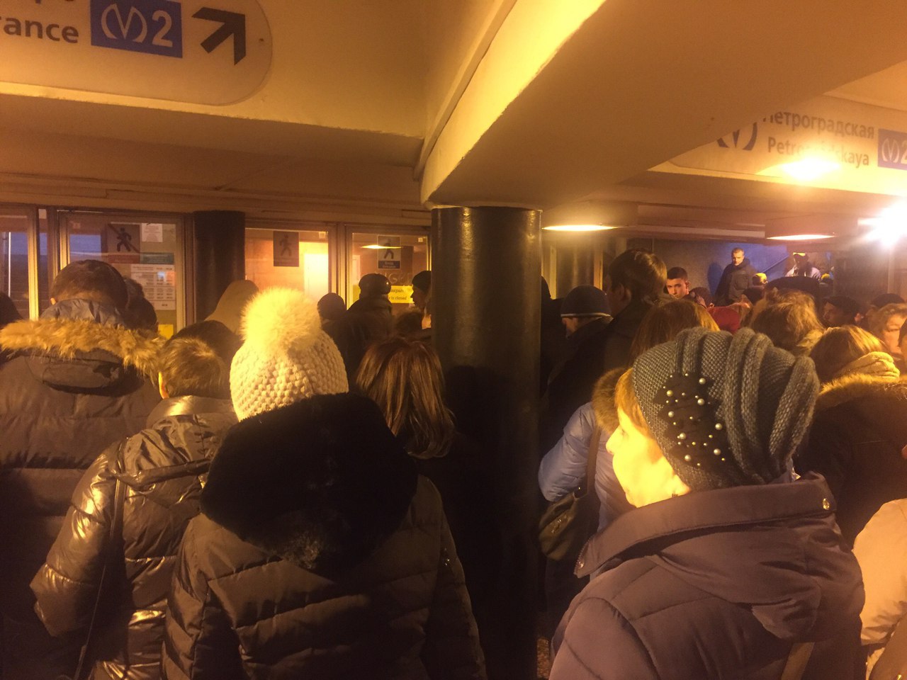 Задержки на синей ветке метро Петербурга произошли из-за сломанного светофора в тоннеле