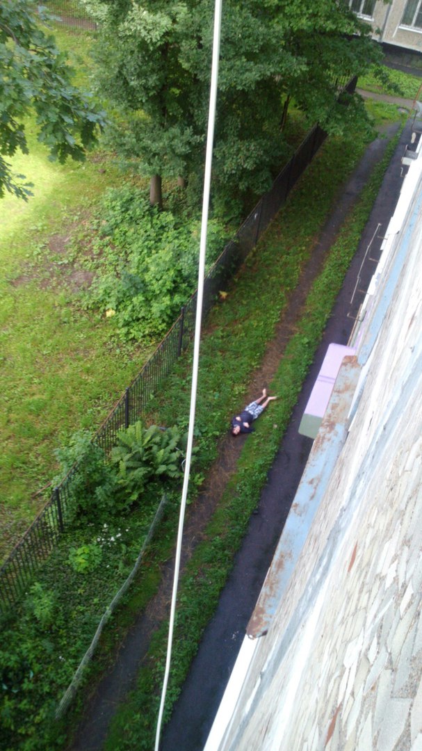Парень выжил после падения из окна дома на проспекте Большевиков