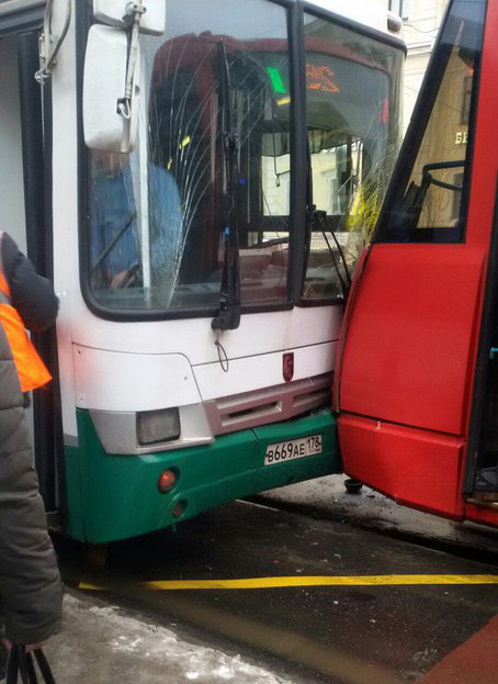 Общественный транспорт на Лиговском встал из-за столкновения двух автобусов и трамвая