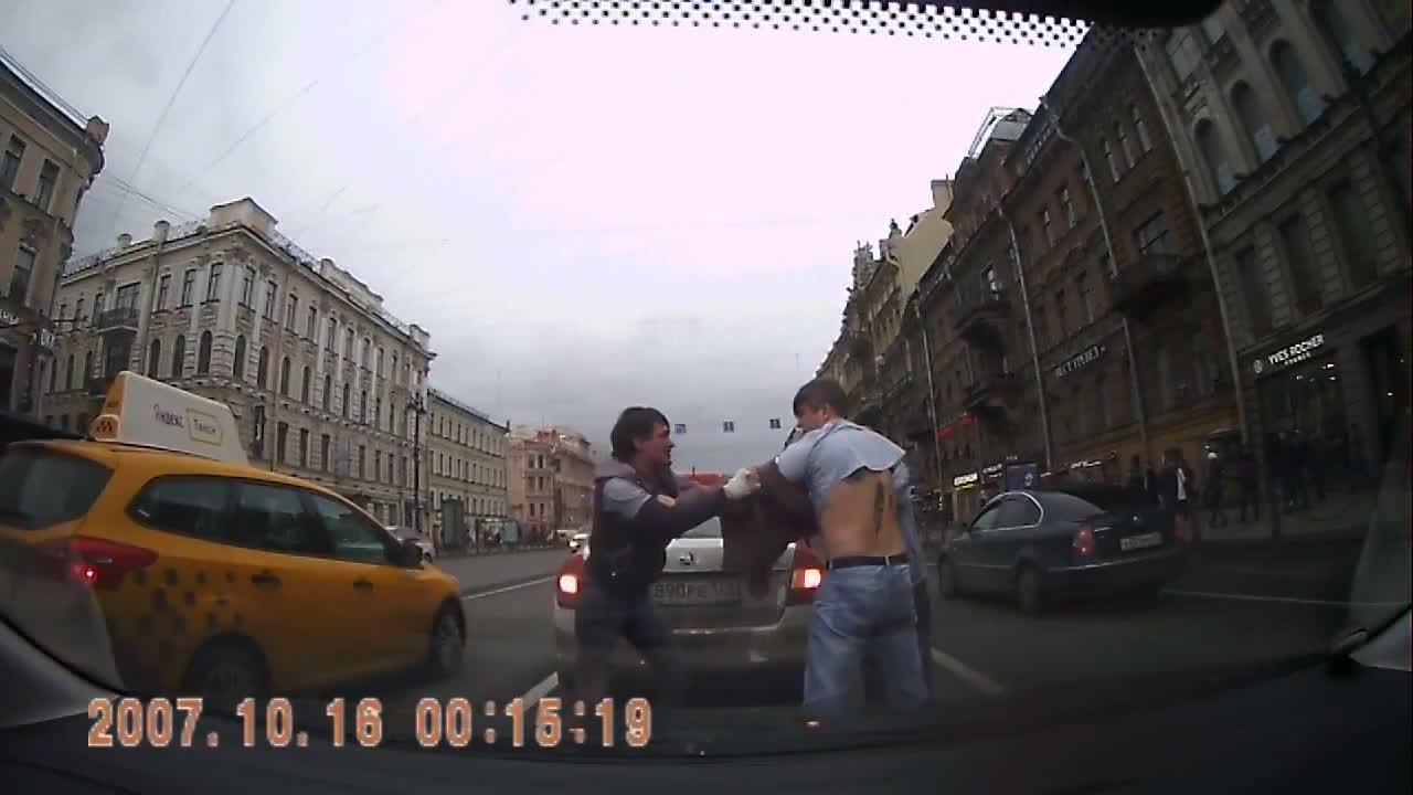 Двое мужчин подрались на проезжей части невского проспекта и попали на видео