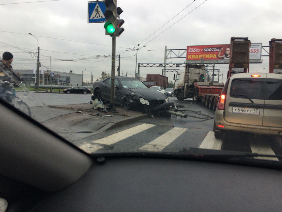 Mercedes застрял на островке безопасности на проспекте Передовиков 