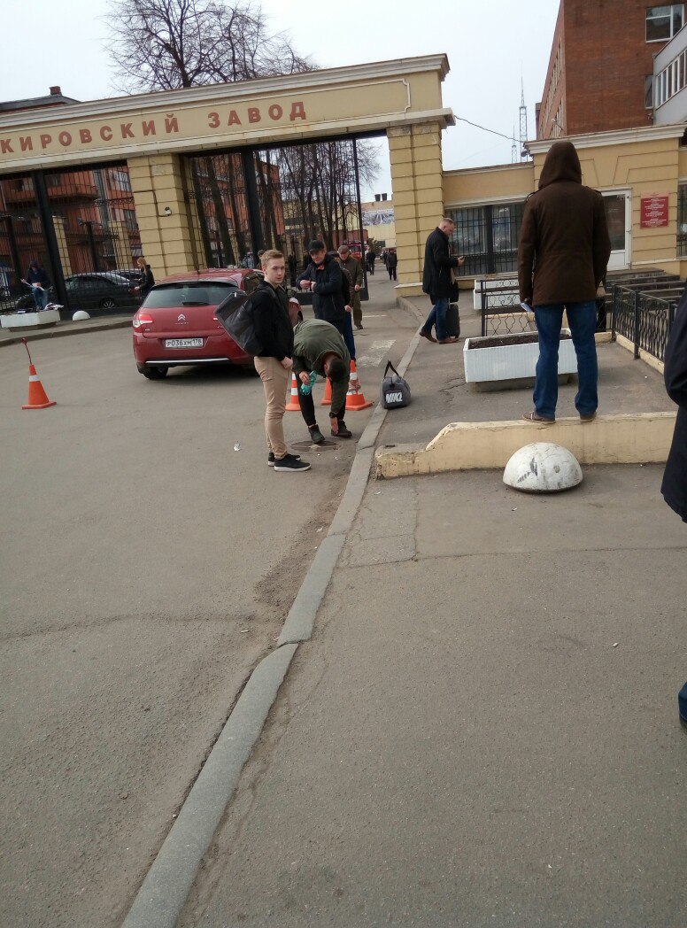 Кировский завод эвакуировали из-за пакета со спецовкой