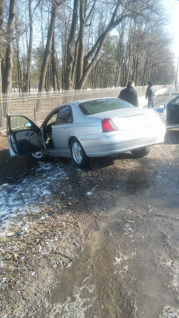Неадекватный водитель улетел в канаву на Санкт-Петербургском шоссе и станцевал перед ДПС