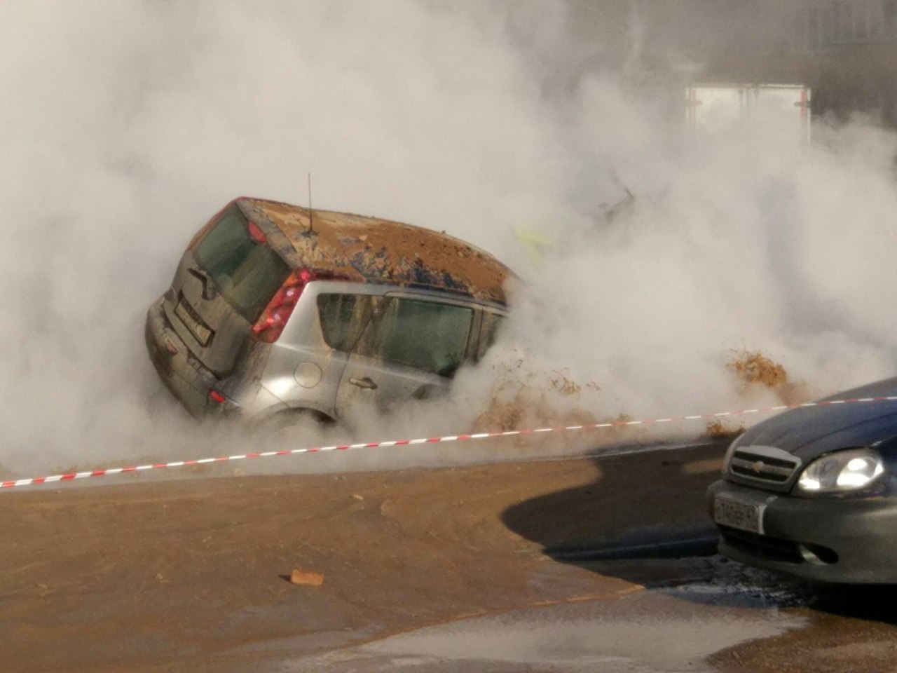 Кипяток заливает припаркованные автомобили на Сикейроса: фото и видео